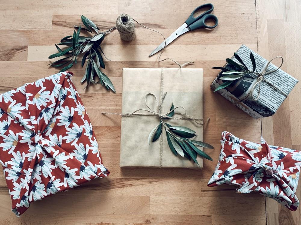 Emballage furoshiki pour les décorations de Noël écoresponsable